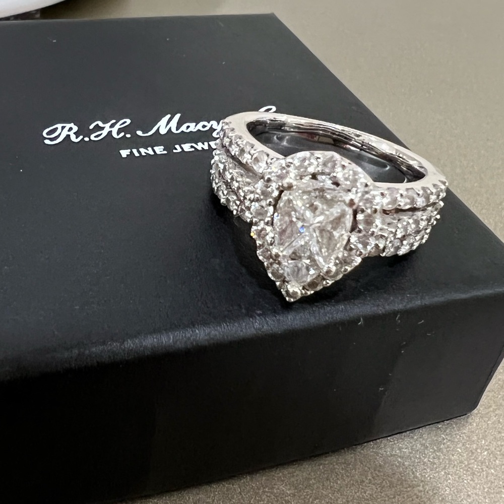 Diamond Pear cut solitaire / wedding ring